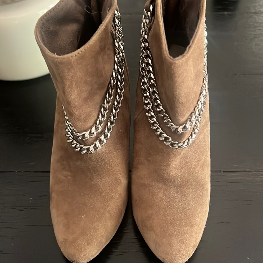 Sexy ankle boots with chain